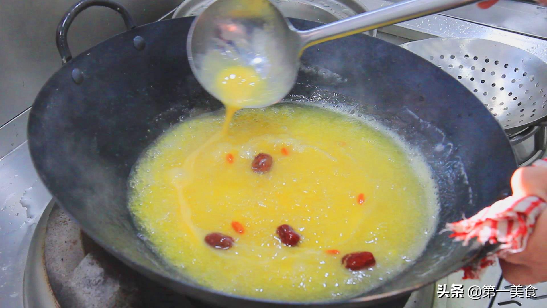 软糯香甜口感顺滑的蛋花玉米羹做法，饭店里的热卖甜汤，简单易学