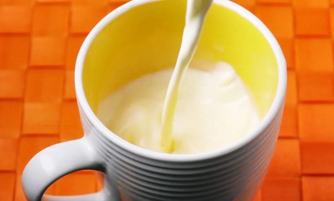 蒙牛早餐奶和纯牛奶哪个更营养（牛奶营养区别大揭秘）