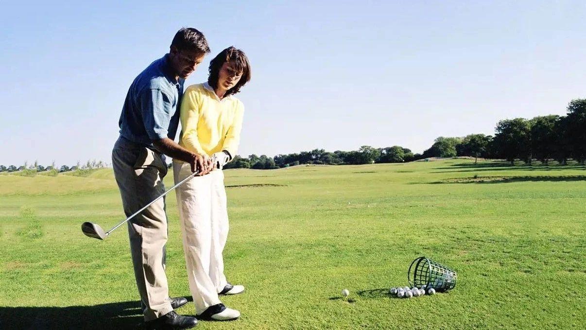 初学者如何学习高尔夫（高尔夫球入门技巧）