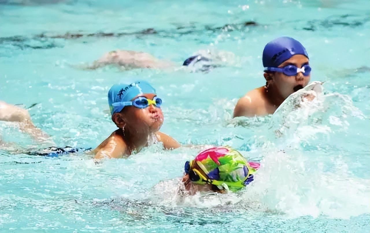 儿童学游泳几岁最合适（儿童学游泳的好处及注意事项）