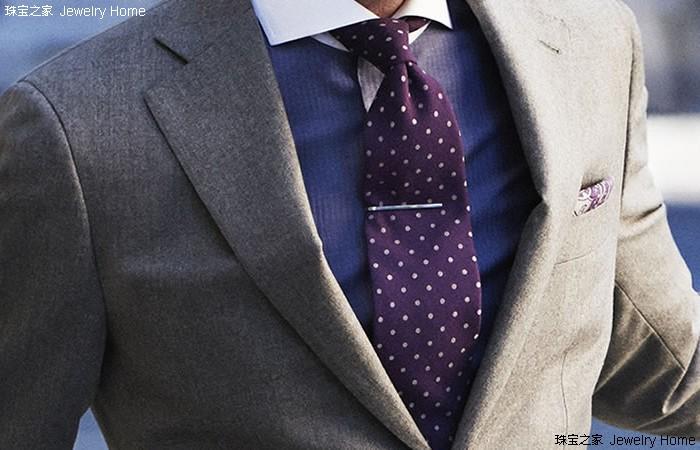 领带夹的位置应该在哪里（领带夹多长合适）