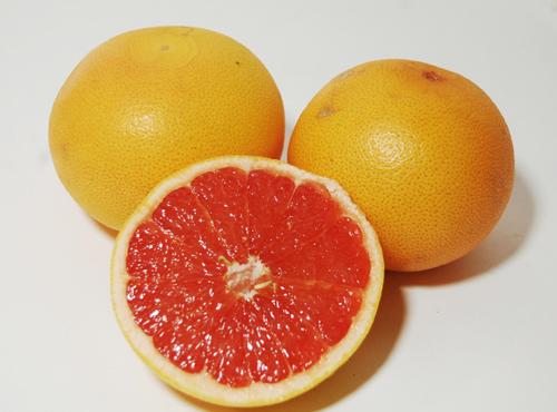 西柚是什么水果（西柚和葡萄柚是一种水果吗）