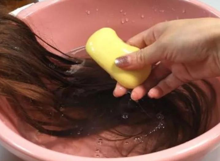 硫磺皂可以洗头吗（硫磺皂洗头发正确方法）