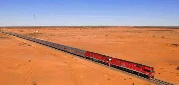 世界上最长的火车（共有八个车头682节车厢）