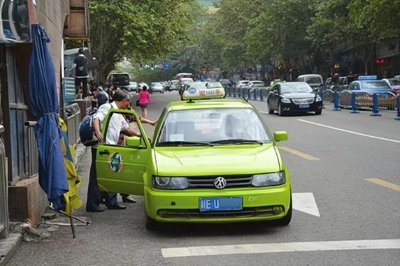 南京出租车收费标准（南京出租车司机月收入多少）