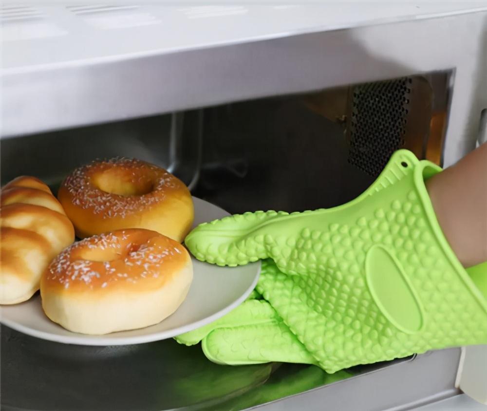 硅胶手套洗碗有危害吗（硅胶手套好还是乳胶手套好）